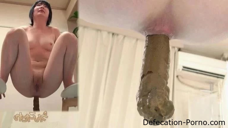 Schulfreundinnen pinkeln freundlich auf der Personaltoilette und werden von einer versteckten Multiview-Kamera erwischt. US-10 - Scat-Blowjob, erhitzte Scheiße, Arschlecken