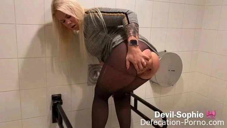 Devil Sophie - Fastfood-Ferkel - haben die Fastfood-Toiletten-Scheiße so richtig vermasselt - verlangt Scheiße essen, Schlampen-Scat, Scat-Superstars